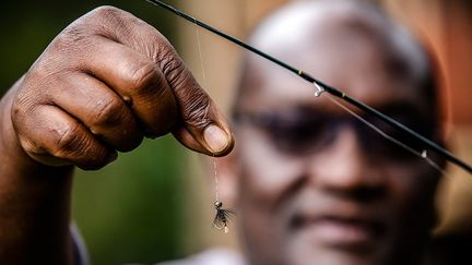 Le pays joue également un rôle clé dans le domaine de la pêche sportive car il est l'un des plus grands fournisseurs de mouches de pêche avec un nombre croissant d'usines et de petits ateliers à travers le pays. Depuis plusieurs décennies, les appâts artificiels faits à la main sont si petits qu'ils tiennent sur le bout des doigts et imitent parfaitement les insectes dont se régalent truites, saumons et autres poissons de rivière. Ces créations délicates et élaborées sont devenues une véritable référence mondiale.&nbsp; &nbsp; &nbsp; &nbsp; &nbsp; (LUIS TATO / AFP)