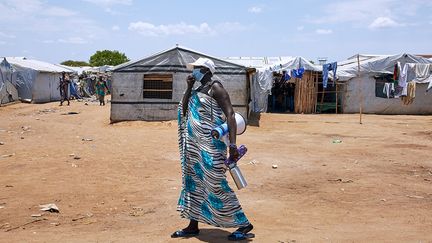 Au Soudan du Sud, le gouvernement, en collaboration avec l'ONU et les organisations humanitaires, a intensifié les actions visant à informer la population sur la meilleure manière de lutter contre le virus, en particulier dans les camps de réfugiés. Plus de 1,5 million de personnes ont été déplacées à l’intérieur du pays en raison des conflits et près de 200&nbsp;000 vivent dans des camps densément peuplés, gérés par les Nations unies, explique l’ONG Human Rights Watch.&nbsp; &nbsp; (ALEX MCBRIDE / AFP)