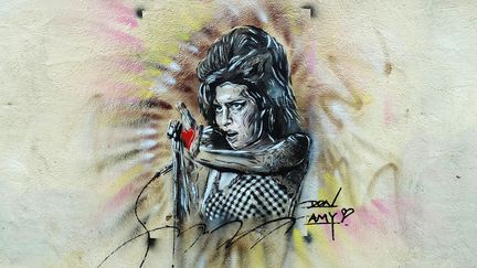 Portrait de la chanteuse Amy Winehouse sur un mur pr&egrave;s de son domicile, quelques jours apr&egrave;s son d&eacute;c&egrave;s &agrave; Londres (Royaume-Uni), le 2 ao&ucirc;t 2011. (JIM DYSON / GETTY IMAGES)