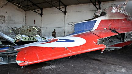 Un des débris de&nbsp;l'Airbus A310 de Yemen Airways récupérés dans l'océan Indien, dans un hangar d'aéroport désaffecté à Moroni (Comores), le 16 septembre 2009.&nbsp; (IBRAHIM YOUSSOUF / AFP)