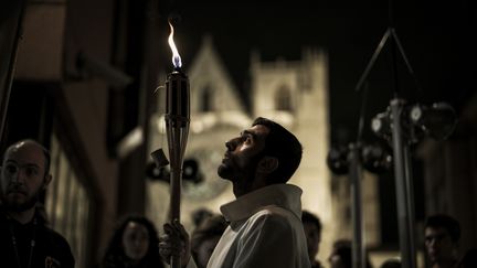 Plusieurs prêtres participaient à la procession, conduite par par le cardinal Philippe Barbarin. La Fête des lumières, aujourd'hui laïque, est à l'origine&nbsp;une tradition religieuse vieille de 153 ans, dédiée à la Sainte Vierge. (JEFF PACHOUD / AFP)