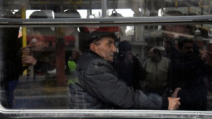 Des habitants de&nbsp;Thessalonique (Grèce) sont évacués, dimanche 12 février, avant le déminage d'une bombe datant de la seconde guerre mondiale. (ALEXANDROS AVRAMIDIS / REUTERS)