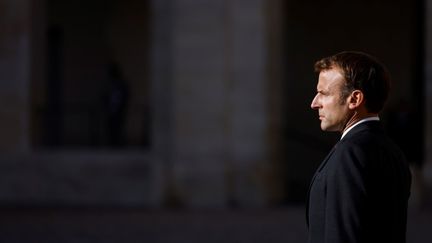 Emmanuel Macron, le 29 septembre 2021, dans la cour des Invalides&nbsp;à Paris lors de l'hommage rendu au caporal-chef Maxime Blasco, tué au Mali lors d'une opération anti-terroriste. (STEPHANE MAHE / POOL)