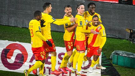 Les joueurs lensois félicitent Wesley Saïd, auteur du but libérateur face à Rennes, le 8 janvier au stade Bollaert.&nbsp; (MATTHIEU MIRVILLE / MATTHIEU MIRVILLE)