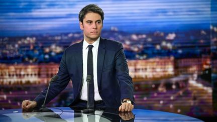 Le Premier ministre Gabriel Attal sur le plateau de TF1, le 11 janvier 2024. (JULIEN DE ROSA / AFP)