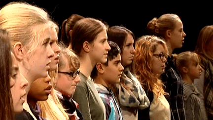 Des enfants à l'unisson contre les horreurs de la guerre.
 (France 3)