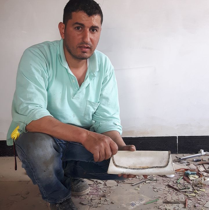 Rudy, un habitant de Qaraqosh, a retrouvé des effets personnels des esclaves sexuelles du groupe Etat islamique dans sa maison, comme ce&nbsp;sac à&nbsp;main. (ALICE SERRANO / RADIO FRANCE)