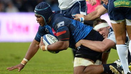 Robins Tchale-Watchou, deuxième-ligne de Montpellier, plaqué lors de la rencontre contre Agen.  (NICOLAS TUCAT / AFP)