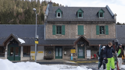 Vacances d’hiver : en Auvergne, une gare au pied des pistes (FRANCE 2)