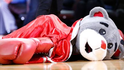 11 Janvier 2019. L'ancien champion de boxe, Oscar de la Hoya, a mis hors de combat la mascotte des Houston Rockets au Toyota Center de Houston, au Texas. (BOB LEVEY / GETTY IMAGES NORTH AMERICA)