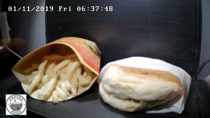 On peut suivre en direct le "vieillissement" d'un hamburger et de frites préparés il y a 10 ans. (SNOTRA HOUSE)