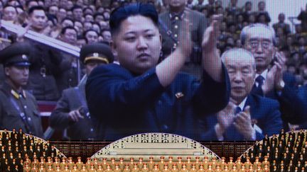 Un &eacute;cran g&eacute;ant projette les images du leader nord-cor&eacute;en Kim Jong-Un pendant les c&eacute;l&eacute;brations du 100e anniversaire de la fondation du pays &agrave; Pyongyang (Cor&eacute;e du Nord), le 16 avril 2012. (ED JONES / AFP)