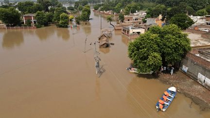 Une photographie aérienne du village de Chanda Singh Wala englouti par les eaux, au Pakistan, le 22 août 2023. (ARIF ALI / AFP)