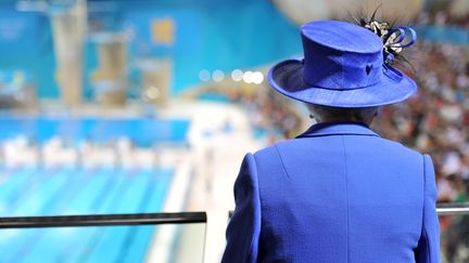 La reine d'Angleterre, Elisabeth II, regarde les &eacute;preuves de natation samedi 28 juillet 2012, lors des Jeux olympiques de Londres. ( REUTERS)