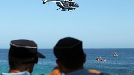 Des gendarmes sur la plage de Boucan Canot, &agrave; Saint-Paul, le 20 septembre 2011, apr&egrave;s une attaque mortelle de requins. (RICHARD BOUHET / AFP)