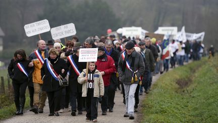 Des partisans du projet de complexe touristique Center Parcs d&eacute;filent &agrave; Roybon (Is&egrave;re), le 7 d&eacute;cembre 2014. (PHILIPPE DESMAZES / AFP)