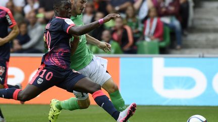 Fabien Lemoine (Saint-Etienne) et Henri Saivet (Bordeaux) au coude à coude   (PHILIPPE DESMAZES / AFP)