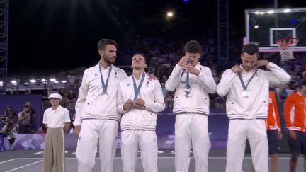 Paris 2024 : le basket 3x3 français remporte la médaille d'argent