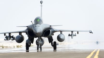 Un Rafale fran&ccedil;ais sur le tarmac de la base a&eacute;rienne fran&ccedil;aise aux Emirats arabes unis, d'o&ugrave; d&eacute;collent les avions qui bombardent les positions de l'Etat islamique en Irak, le 25 septembre 2014. (ECPAD / AFP)