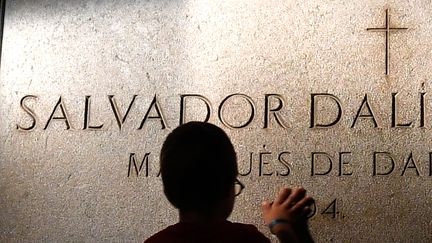 La tombe du peintre surréaliste est située au Théâtre-Musée Dali, à Figueras.
 (LLUIS GENE / AFP)