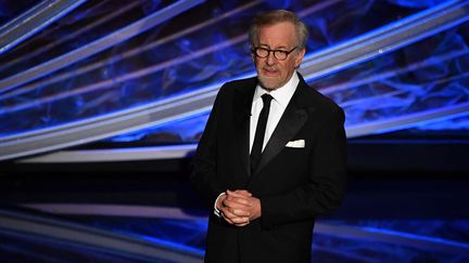 Le réalisateur Steven Spielberg sur scène pendant la cérémonie des Oscars au théâtre Dolby à Hollywood, le 9 février 2020 (MARK RALSTON / AFP)