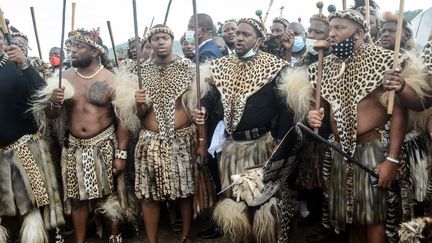 Le&nbsp; nouveau&nbsp;roi zoulou, Misuzulu Zulu, à Nongoma le 7 mai 2021, pour rendre ses derniers hommages à sa défunte mère, la reine Shiyiwe Mantfombi Dlamini Zoulou.&nbsp; (- / AFP)