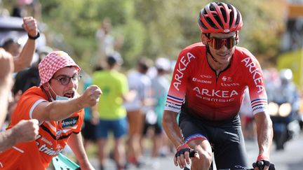 Warren Barguil (ici sur le dernier Tour de France) remporte le Tour du Limousin, vendredi 20 août 2021.&nbsp; (KENZO TRIBOUILLARD / AFP)