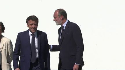 En direct du Havre, jeudi 14 avril, le journaliste Guillaume&nbsp;Daret&nbsp;suit les&nbsp;déplacements&nbsp;&nbsp;d'Emmanuel&nbsp;Macron.&nbsp;Face à la polémique du salaire astronomique du PDG Carlos&nbsp;Tavares, que&nbsp;propose le président pour réguler les salaires ? (France 3)