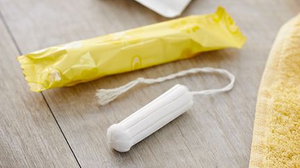 Dans son numéro de mars 2016, "60 millions de consommateurs" pointe la présence de résidus "potentiellement toxiques" dans les tampons et protections féminines.&nbsp; (ALICE S. / BSIP / AFP)