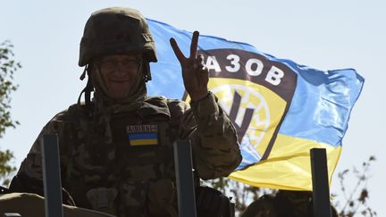 Un militaire ukrainien,&nbsp;le 5 septembre 2014 &agrave; Marioupol, un port strat&eacute;gique de l'est de l'Ukraine, o&ugrave; les combats continuent avec les s&eacute;paratistes malgr&eacute; la signature d'un cessez-le-feu. (PHILIPPE DESMAZES / AFP)