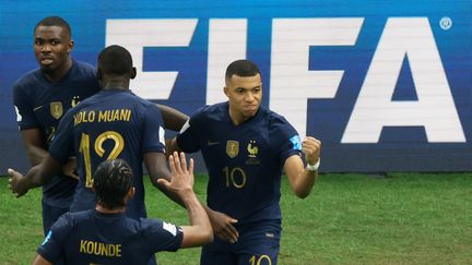 Kylian Mbappé et ses coéquipiers lors de la finale de la Coupe du monde conter l'Argentine, au stade de Lusail (Qatar), le 18 décembre 2022. (ODD ANDERSEN / AFP)