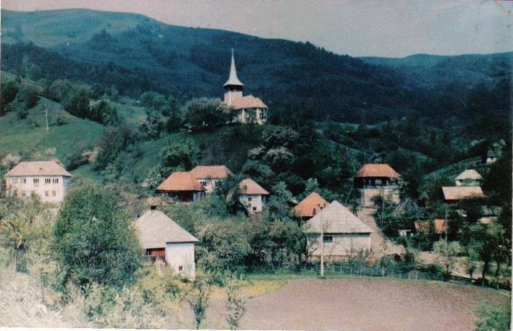 Le village de Geamana, avant d'être submergé par les stériles miniers. (MARIE-ADELAÏDE SCIGACZ / FRANCEINFO)