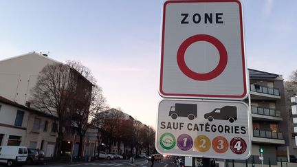 Panneau indiquant une zone à faible émission à Toulouse, le 31 décembre 2021. (Bénédicte Dupont - RADIO FRANCE)