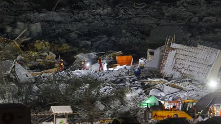 Les secours recherchent des survivants après un glissement de terrain à Gjerdrum, en Norvège, le 3 janvier 2021. (JIL YNGLAND / NTB / AFP)