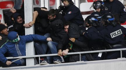 Des supporters affrontent les forces de l'ordre dans les tribunes dans le stade de l'Allianz Riviera &agrave; Nice, le dimanche 24 novembre 2013, avant le d&eacute;but du match&nbsp;OGC Nice-AS Saint-Etienne.&nbsp; (VALERY HACHE / AFP)