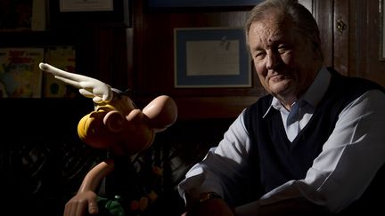 Albert Uderzo avec Astérix (10 octobre 2013)
 (Joël Saget / AFP)