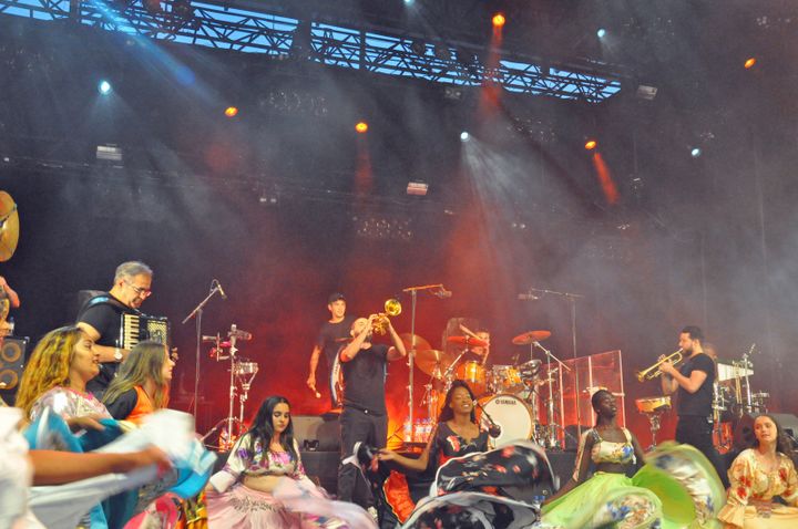 Ibrahim Maalouf et la troupe de l'association Intermèdes Robinson (Olivier Flandin / FTV)