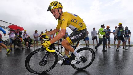 Le maillot jaune Julian Alaphilippe sur les pentes du Prat d'Albis lors de la 15e étape du Tour de France le 21 juillet 2019. (TIM DE WAELE / GETTY IMAGES)