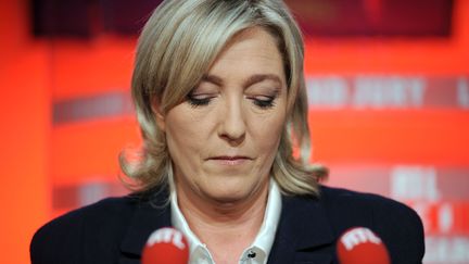 Marine Le Pen sur le plateau de RTL, &agrave; Paris, le 19 d&eacute;cembre 2010. (FRED DUFOUR / AFP)