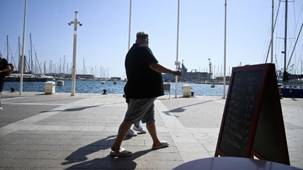 Un passant marche dans les rues de Toulon (Var), le 19 juillet 2024. (MAGALI COHEN / HANS LUCAS / AFP)