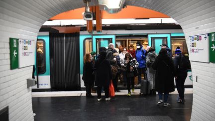 Des usagers du métro à Paris, le 31 janvier 2023. (CHRISTOPHE ARCHAMBAULT / AFP)