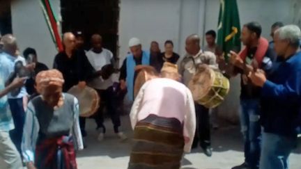 Rite stambali dans la médina de Tunis en 2017. «Troupe stambali Sidi Ali Iasmar charbonnier» (capture d'écran d'une vidéo Youtube) (DR (capture d&#039;écran))