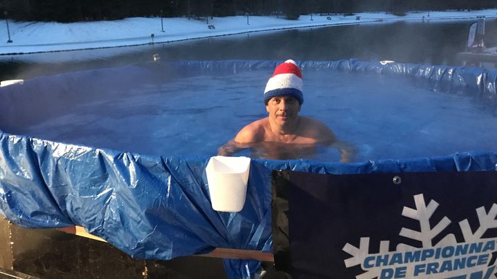 Après le bain dans une eau à 5 degrés, place au jacuzzi pour les concurrents du championnat de France de nage en eau glacée. Ici, le triple champion du monde de la discipline, Denis Colombe, le 28 février 2020 à Samoëns en Haute-Savoie. (JÉRÔME VAL / RADIO FRANCE)