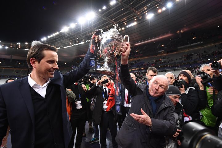 Julien Stéphan et François Pinault soulèvent le Coupe de France (ANNE-CHRISTINE POUJOULAT / AFP)