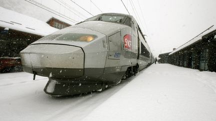 Un TGV en gare de Modane (Savoie), le 21 mars 2008.&nbsp; (GIUSEPPE CACACE / AFP)