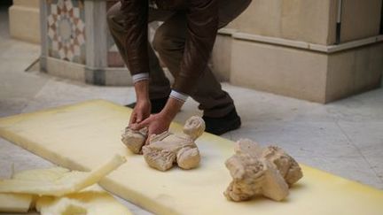 Des employés du musée de Damas enveloppent des pièces archéologiques avant de les mettre à l'abri. Photo prise le 24 mars 2015? (AFP - JOSEPH EID)