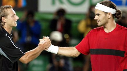 David Nalbandian serre la main de Roger Federer en 2004 à Melbourne (TORSTEN BLACKWOOD / AFP)