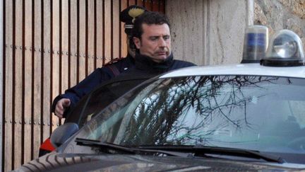 Francesco Schettino, le commandant du "Costa Concordia", le bateau de croisi&egrave;re naufrag&eacute; le 13 janvier, escort&eacute; par un policier italien, le 14 janvier 2012 &agrave; Grosseto (Italie). (ENZO RUSSO / AFP)