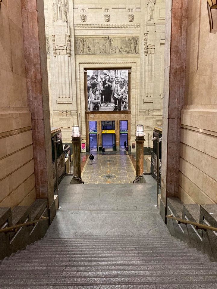 La Stazione Centrale de Milan.&nbsp;Ce quartier animé regroupe des hôtels et des restaurants internationaux autour de la gare de Milan-Centrale, la principale plate-forme de correspondance ferroviaire et métropolitaine de la ville (Bézardin)