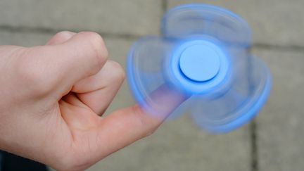 De nombreux risques liés à certains modèles de hand spinner ont été signalés à&nbsp;la Commission européenne en 2017, annonce la Commission le 12 mars 2018. (FRANK MAY / PICTURE ALLIANCE / AFP)